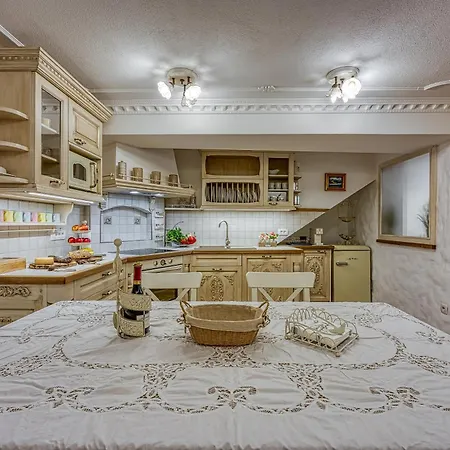 Apartment Royal Garden - Happy Skofja Loka