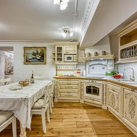 Royal Garden - Happy Apartment Skofja Loka